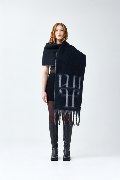 Model wearing a black scarf with a reversible grey color and the brand logo on a white background